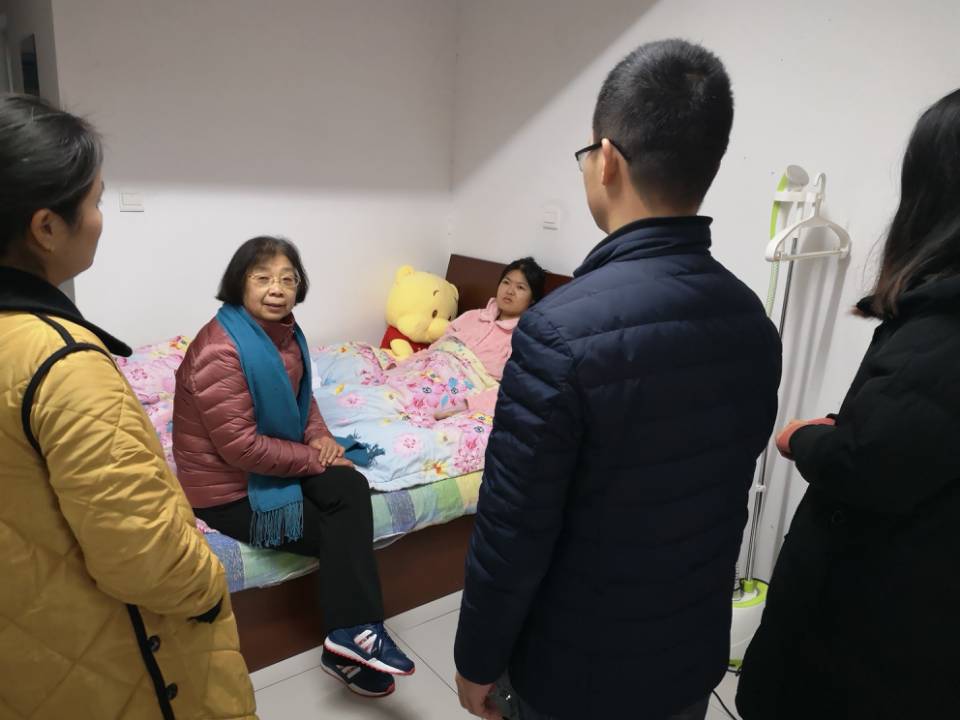 基础部领导看望慰问患病教职工