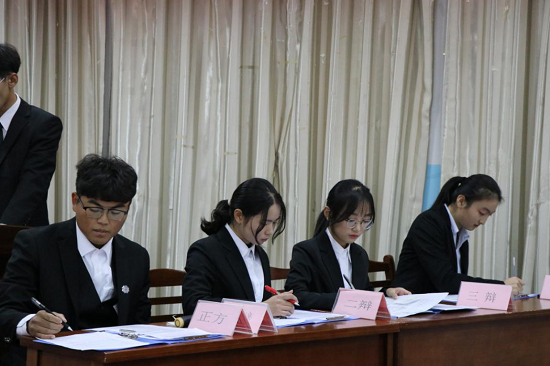 18新利怎样第一届“争鸣杯”辩论赛半决赛顺利举办