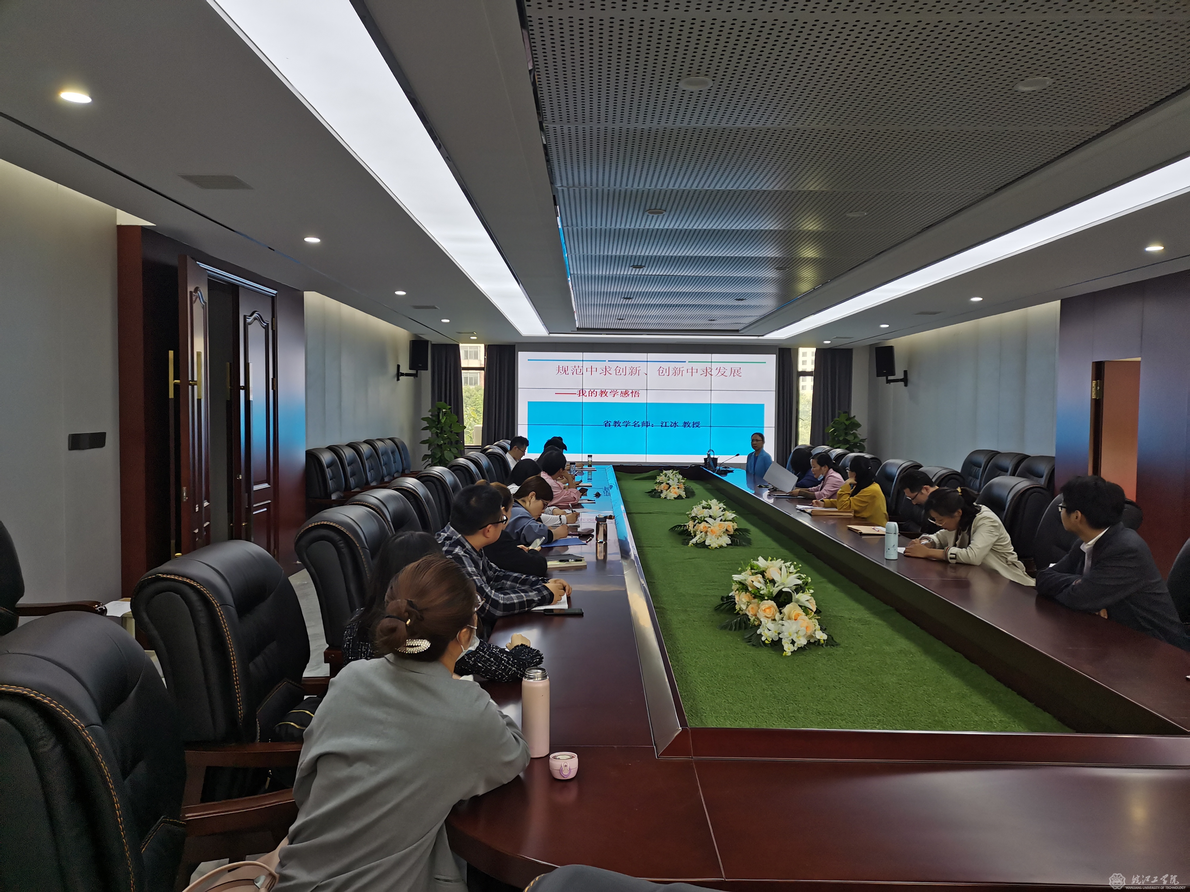 江冰教授做客18新利怎样第二期“名师教授讲堂”