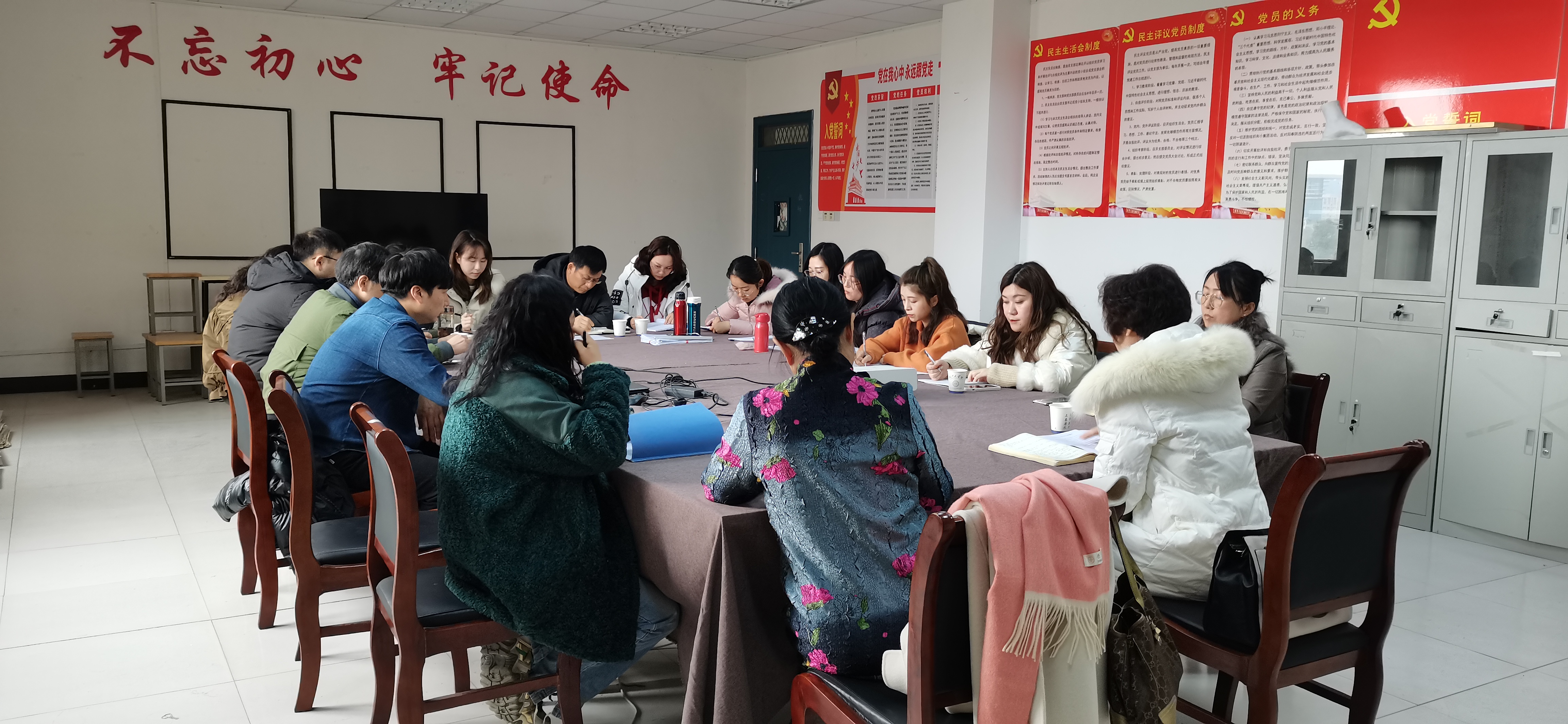 <strong>艺术设计学院召开新学期第一次全体会议---传达校中层干部专题研讨会精神并布置新学期工作</strong>