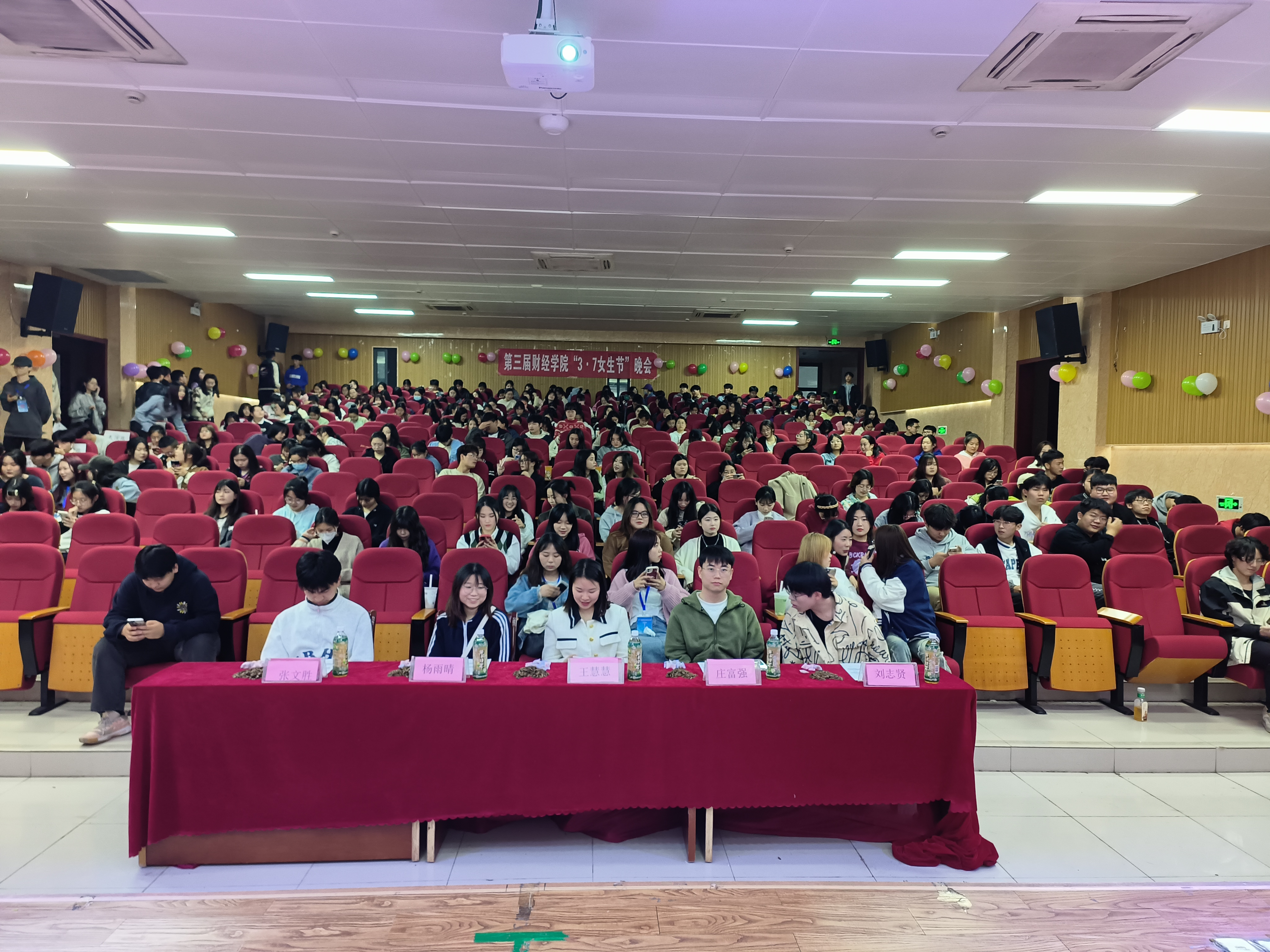 财经学院三·七女生节晚会圆满落幕