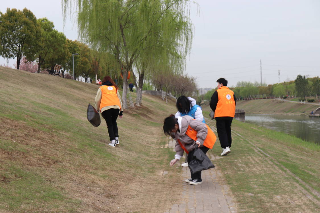 <strong>赓续雷锋精神，争做环保先锋—艺术设计学院开展生态环保志愿服务活动</strong>