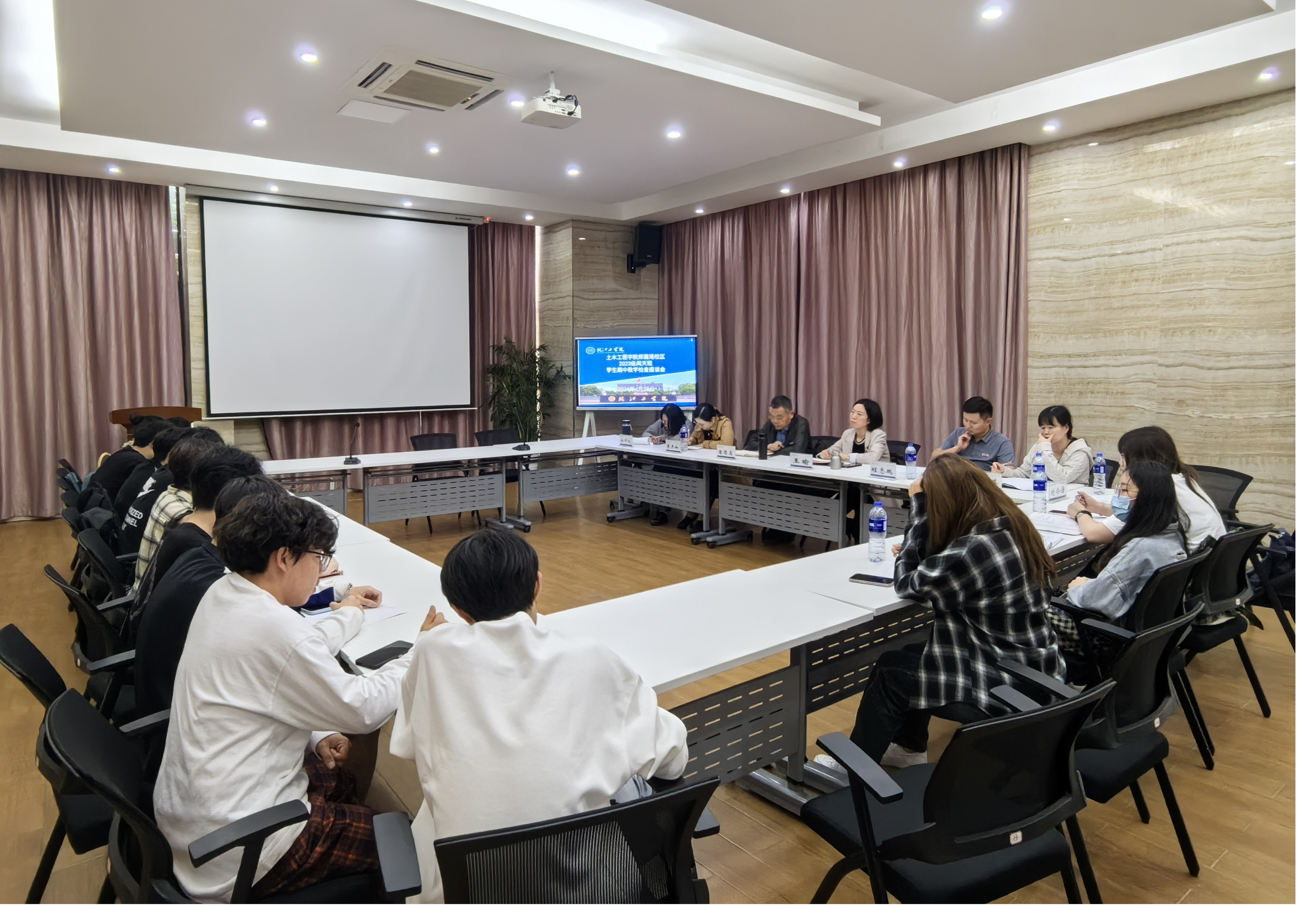 <strong>土木工程学院召开新利体育在线官网首页登录入口学生期中教学检查座谈会</strong>