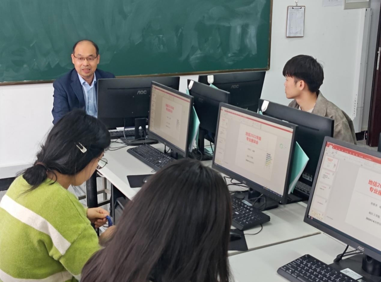 <strong>倾听新苗心曲，共绘地信未来——土木工程学院地理空间信息工程专业召开师生座谈会</strong>