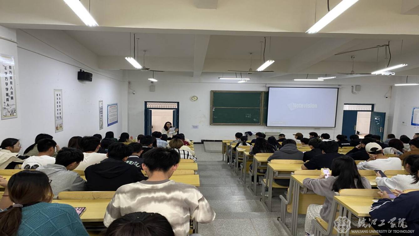 基础部数学教研室举行期中座谈会
