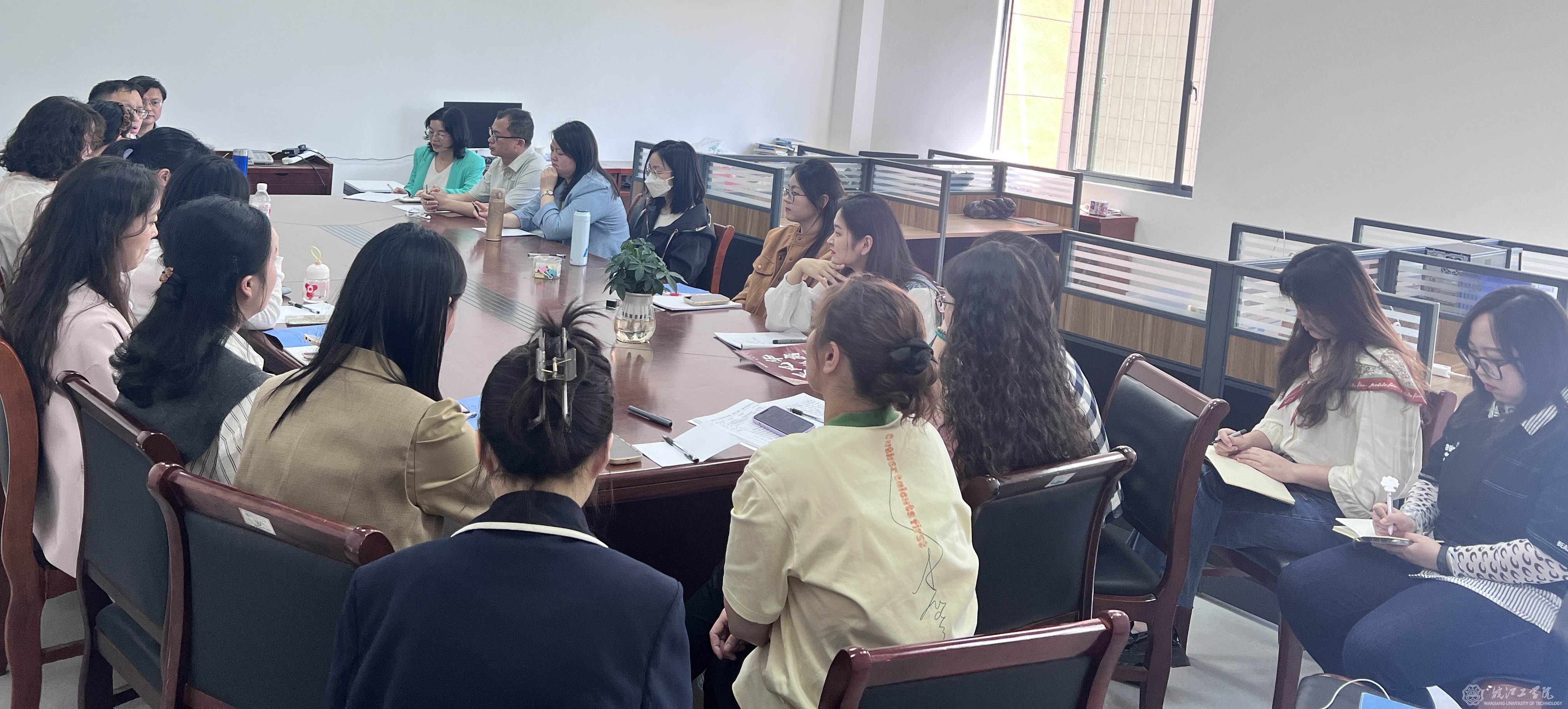 基础部外语教研室召开期中教学检查教师座谈会