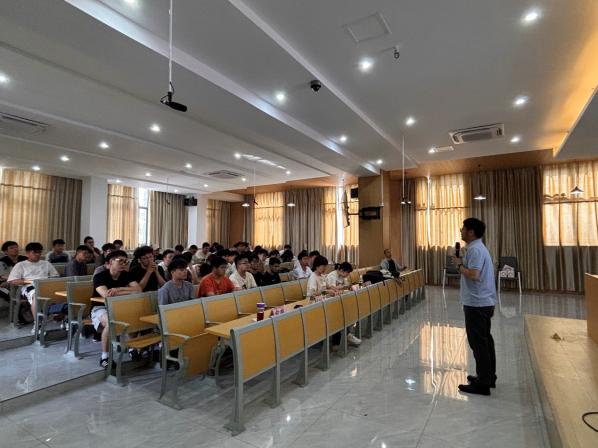 <strong>土木工程学院与金陵科技学院联合举办考研宣传讲座</strong>