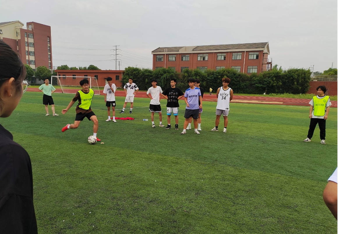 管理学院举办第一届“群梦杯”足球赛