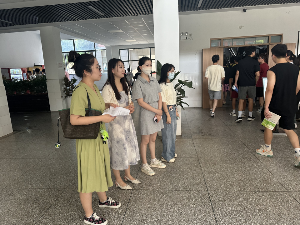 开学新气象：辅导员查看学生课堂学习情况