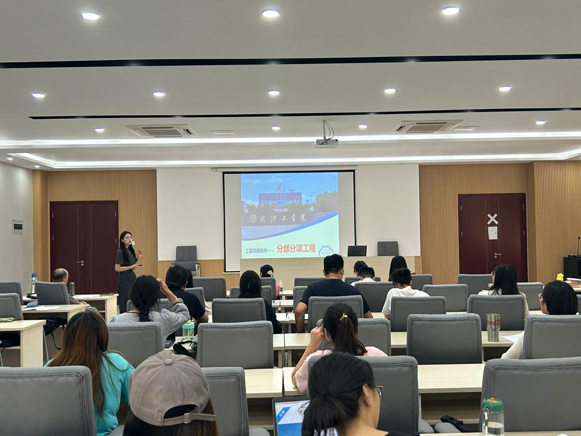 智慧碰撞，激情献礼——管理学院举办“喜迎建国75周年”教师讲课竞赛预赛