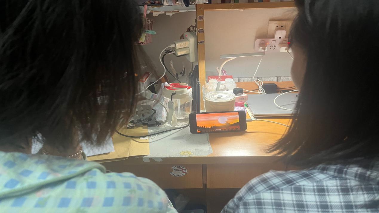 <strong>土木工程学院学生第三支部组织收看高校党组织示范微党课</strong>