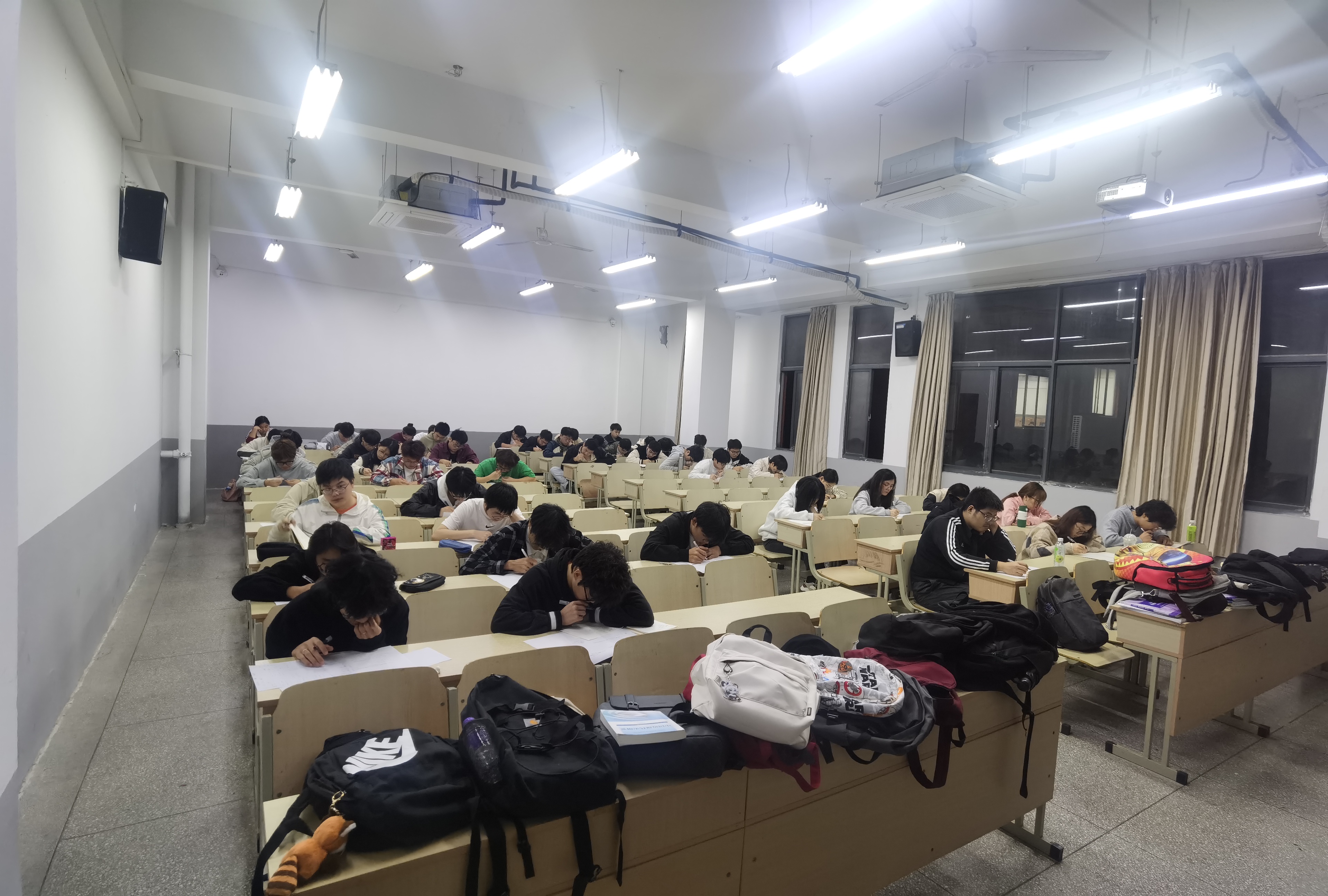 <strong>土木工程学院2023级给排水专业举行 《线性代数》期末模拟测试</strong>