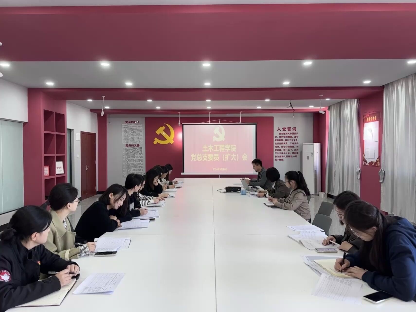 <strong>土木工程学院党总支召开理论学习扩大会传达学习习近平总书记考察安徽重要讲话精神</strong>