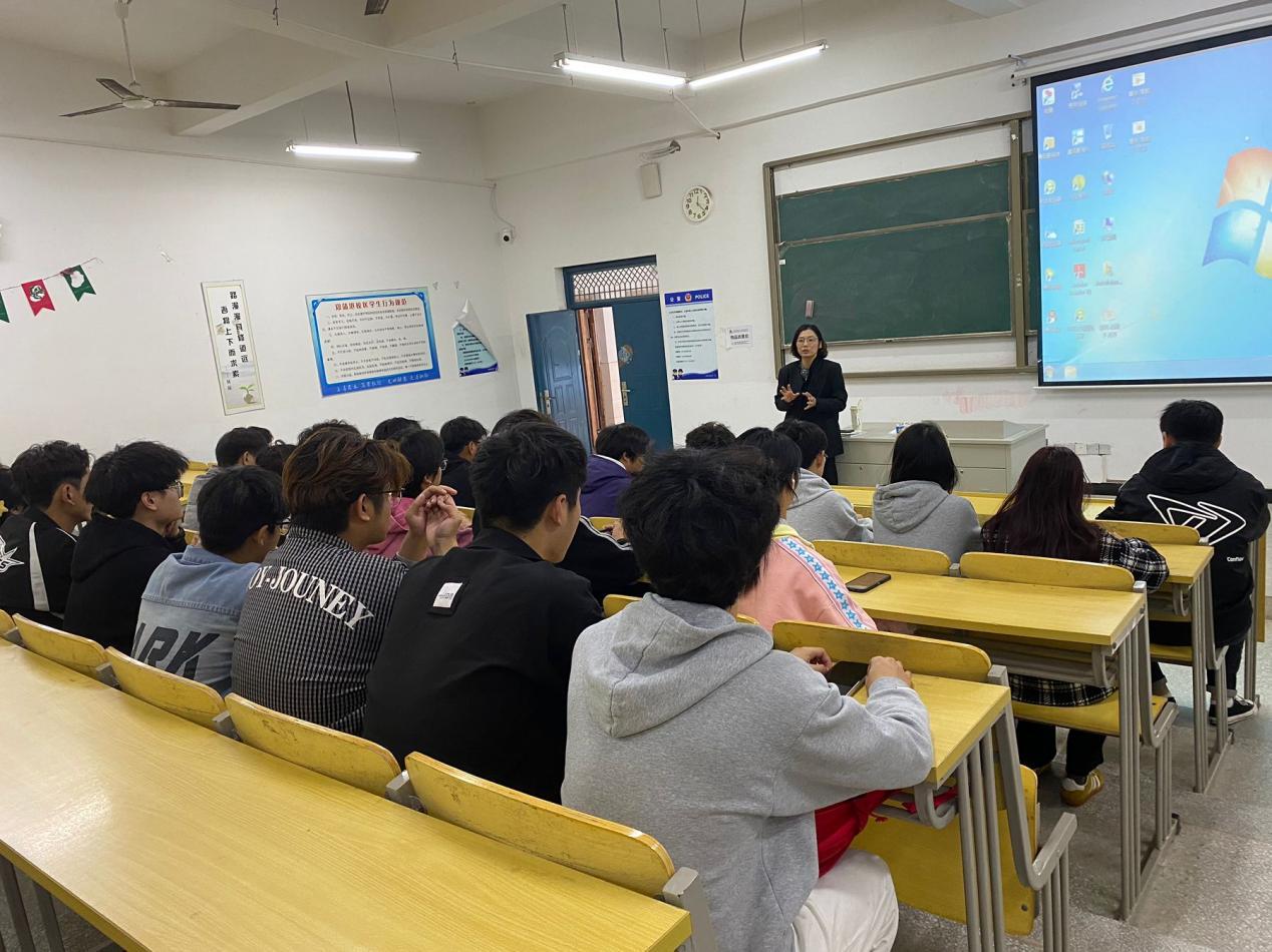 <strong>艺术设计学院召开2024-2025学年第一学期 期中新利体育在线官网首页登录入口学生座谈会</strong>