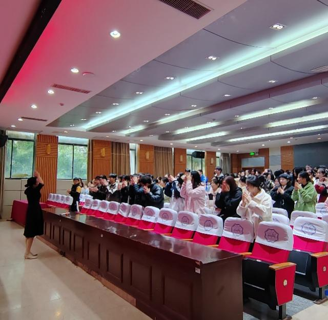 <strong>管理学院为学生从校园人到职场人助跑——2024年雨山区人社局职业指导进校园专题讲座</strong>