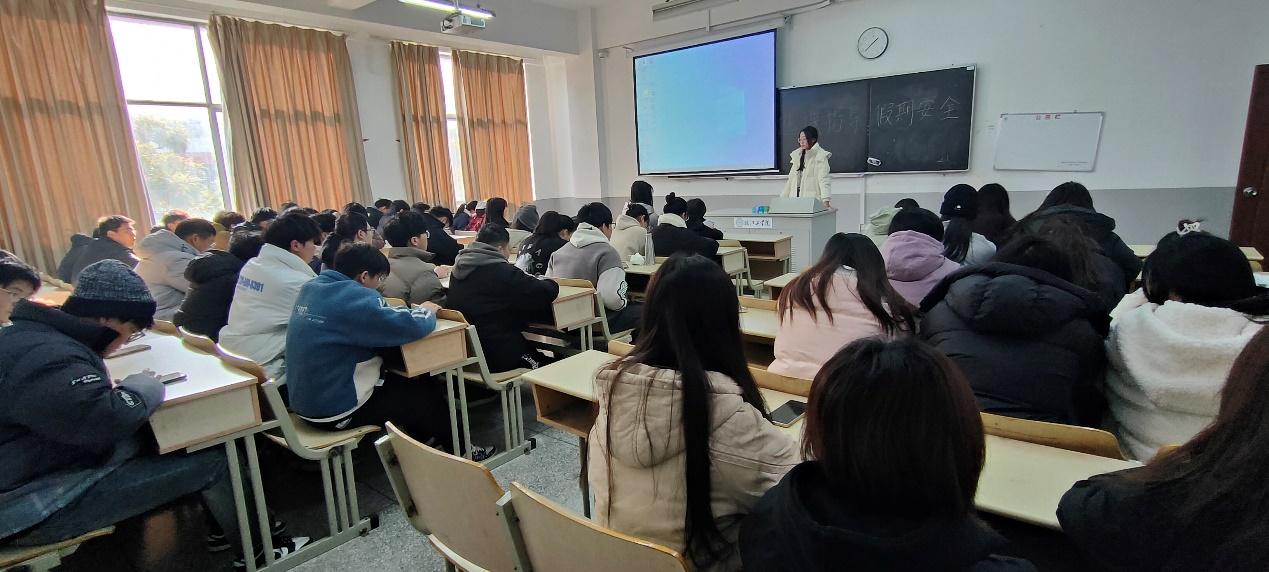 <strong>土木工程学院2022级测绘工程专业召开“选课指导”主题班会</strong>