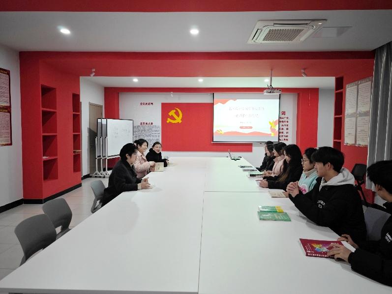 <strong>党心凝聚 书香致远——艺术设计学院学生党支部开展向校图书馆捐赠图书活动</strong>