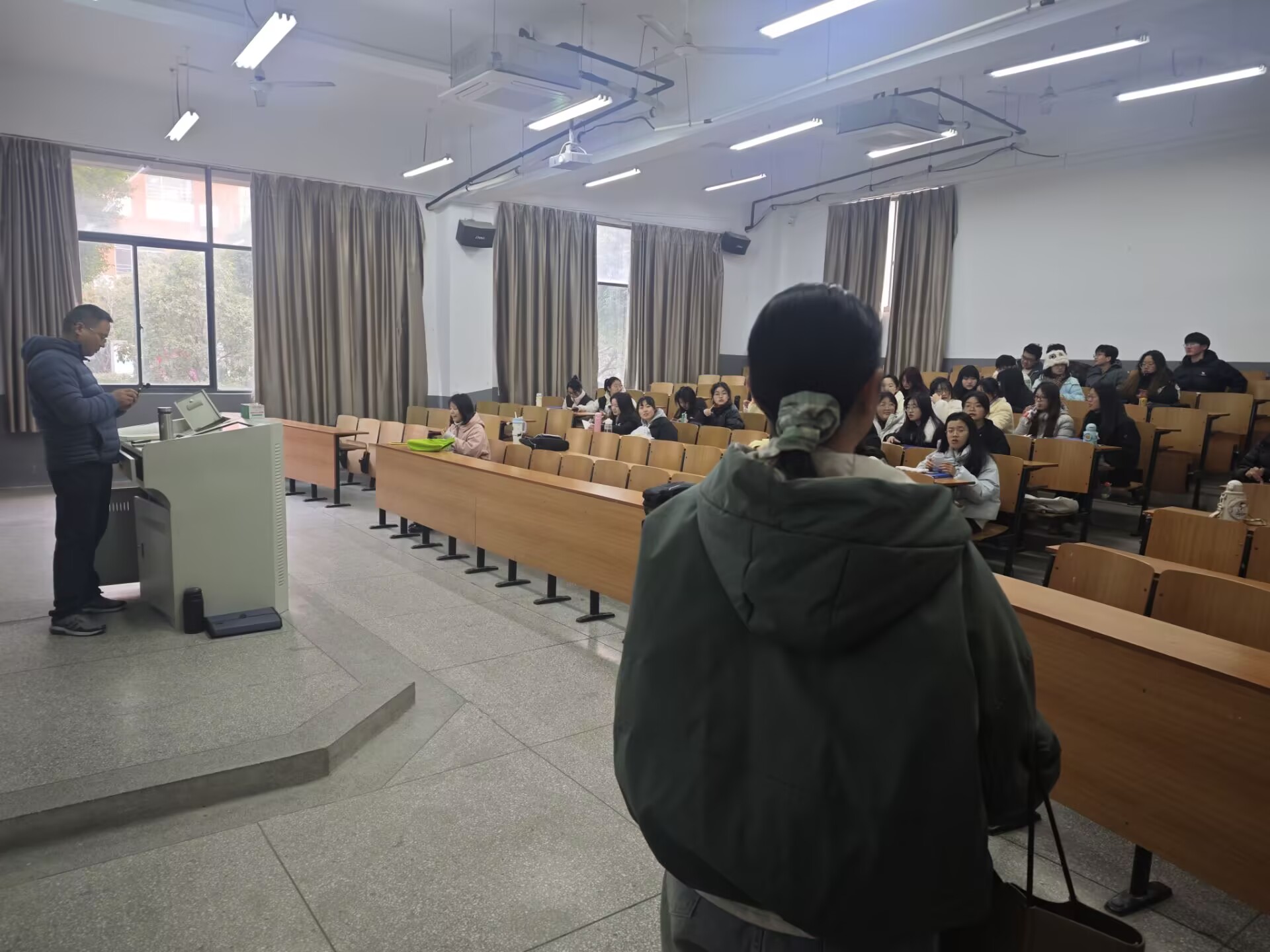 <strong>磨砺以须，奋楫争先——管理学院上好开学第一课</strong>