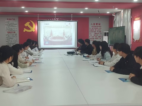 <strong>党课凝智  筑牢从严治党思想防线 ——土木工程学院学生二支部开展党课学习</strong>