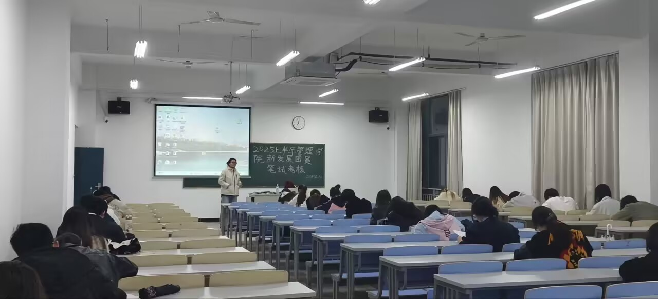 <strong>团聚青春,薪火相传—管理学院入团积极分子培训班结业考试顺利进行</strong>