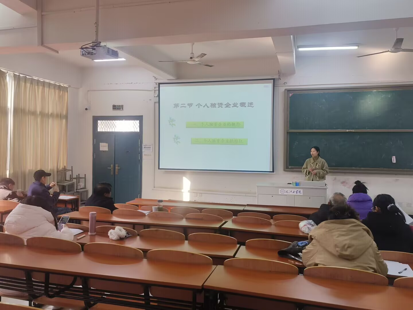 <strong>财经学院开展上新课和新上课教师试讲活动</strong>