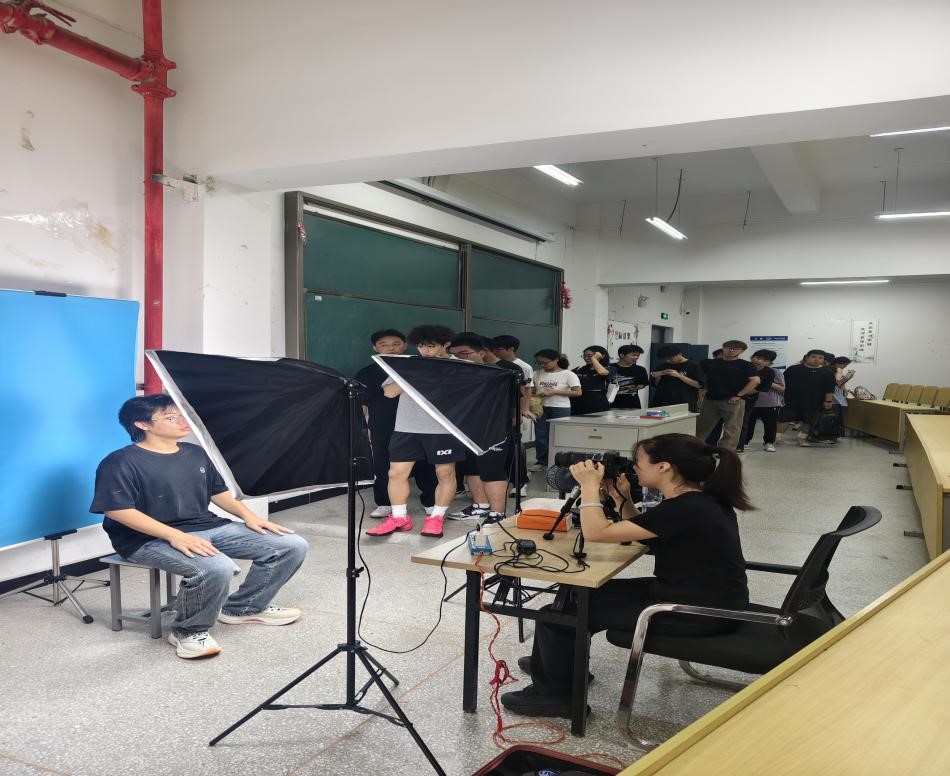 新利体育在线官网首页登录入口教研办顺利完成2025级新生图像采集工作