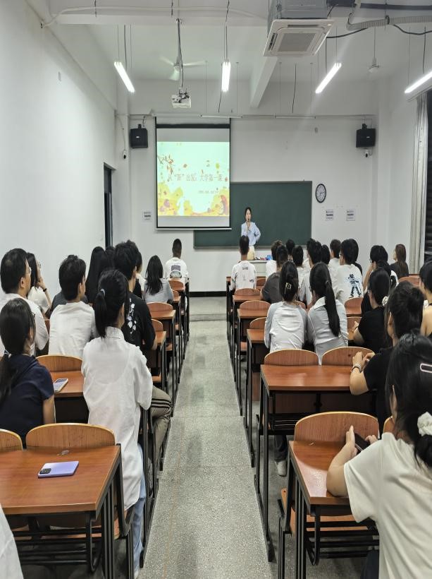 “启航·逐梦”辅导员与新生共绘大学第一笔——新利体育在线官网首页登录入口举行2025级新生主题班会