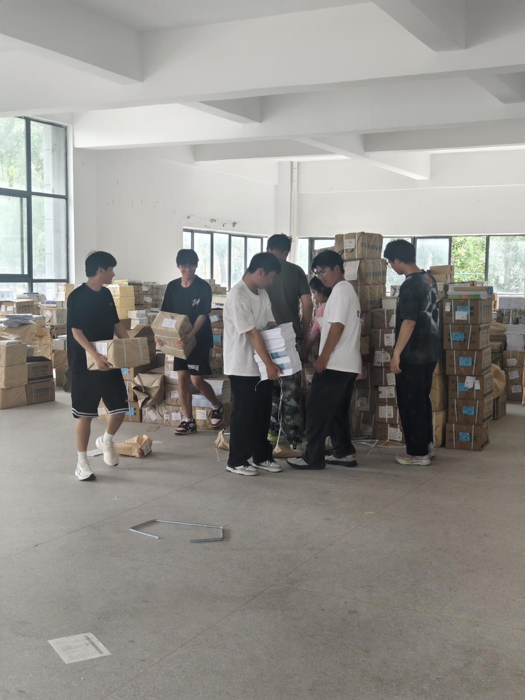 新利体育在线官网首页登录入口圆满完成新学期新生教材发放工作